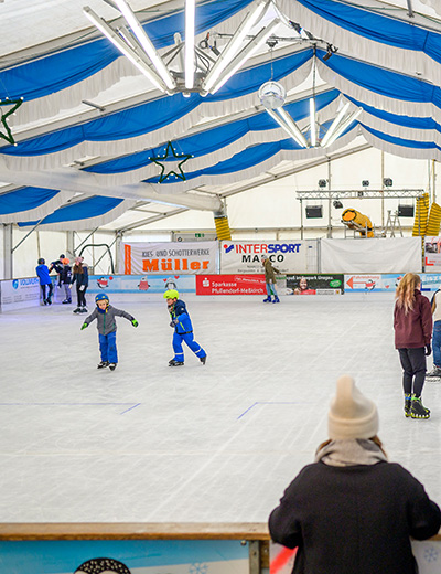 Eiszelt Pfullendorf Schlittschuhlaufen Silke Magino hoch